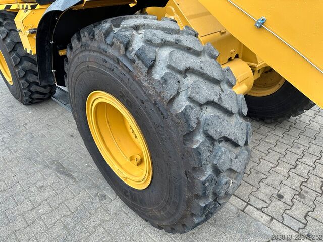Wheel loader CATERPILLAR 930M Radlader mit Schaufel 2.090 BTH