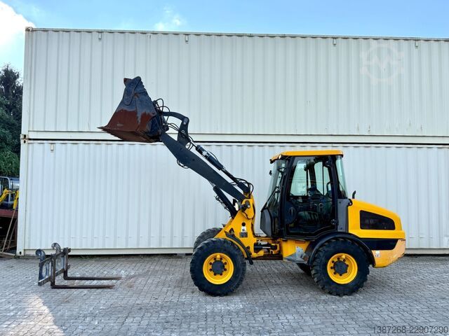 Wheel loader JCB 406 / 2018 BJ / 2.320 H / Schaufel + Gabel