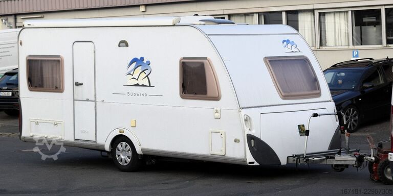 Wohnwagen KNAUS Südwind 500 mit Markise und Mover