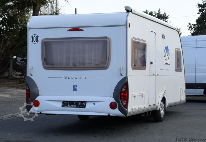 Wohnwagen KNAUS Südwind 500 mit Markise und Mover