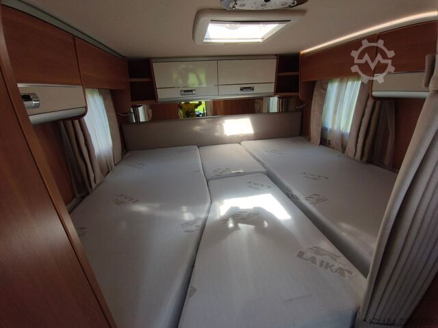 Teilintegriertes Wohnmobil LAIKA Ecovip 329, Längsbetten/Hubbett