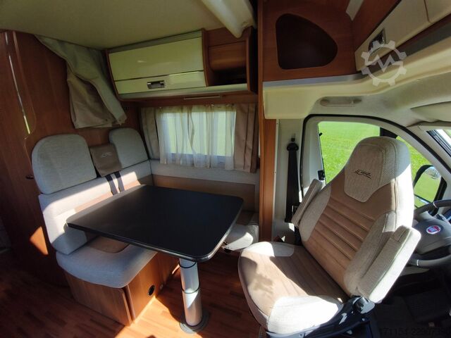 Teilintegriertes Wohnmobil LAIKA Ecovip 329, Längsbetten/Hubbett