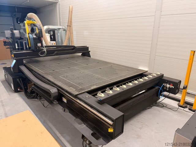 Universal milling machine MULTICAM APEX 3R