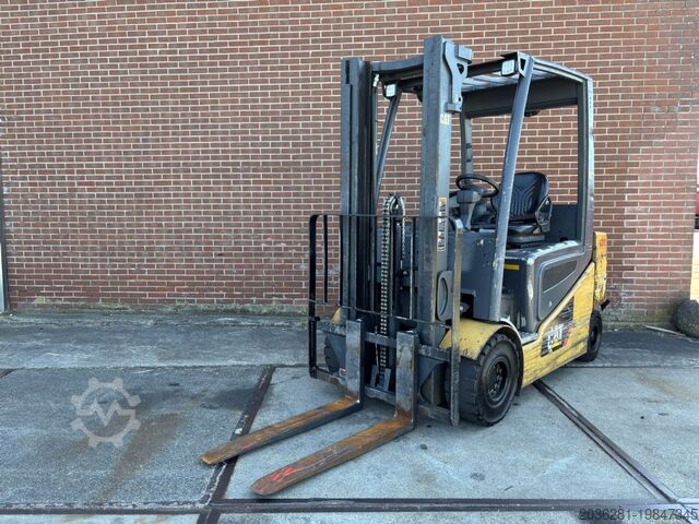 Electric 4-wheel forklift Caterpillar 2EP5000