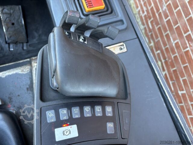 Electric 4-wheel forklift Caterpillar 2EP5000