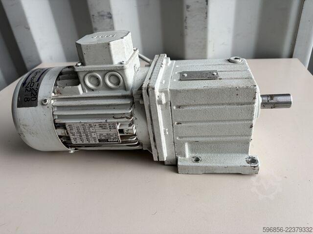  Motoreduktor Lenze GST04-2M VBR071C42 0,55 kW 421,5 obr./min 12 Nm i=3,333 3×230/400 V IP55 Motoreduktor Lenze GST04-2M VBR071C42 0,55 kW 421,5 obr./min 12 Nm i=3,333 3×230/400 V IP55
