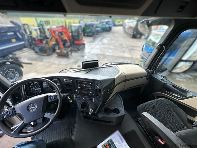 Standard tractor unit MERCEDES-BENZ 1846