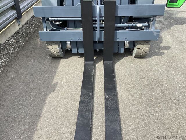 Four-way side loader Combilift CBE4000