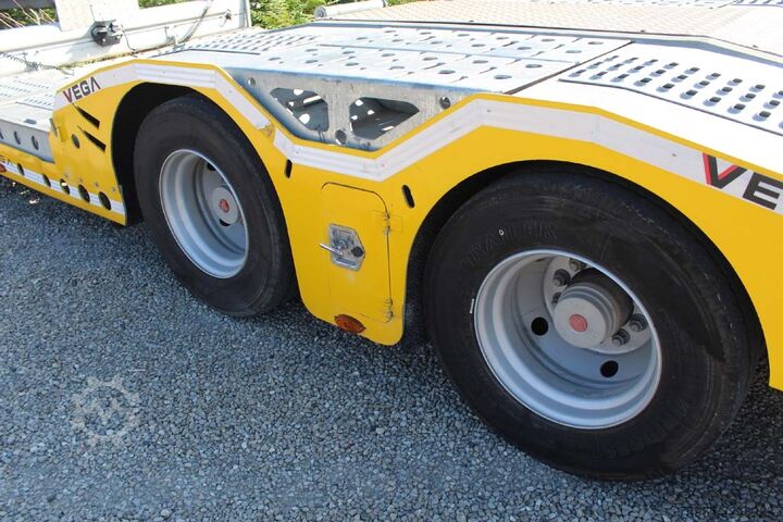 Car carrying semitrailer Vega carrellone bisarca allungabile usato