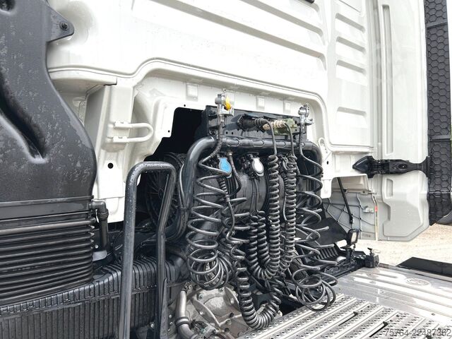 Standard SZM MAN TGX 18.560 BL/Retarder/ACC/2x Tank/D30 Motor!