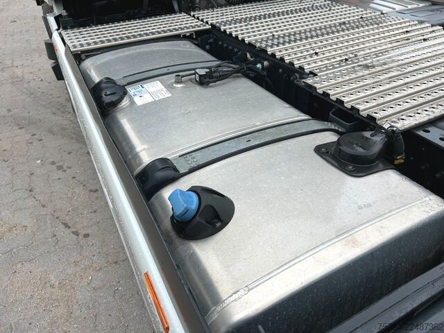 Standard SZM MAN TGX 18.560 BL/Retarder/ACC/2x Tank/D30 Motor!