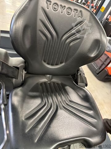 Forklift Toyota 11002 - 8FBM16T