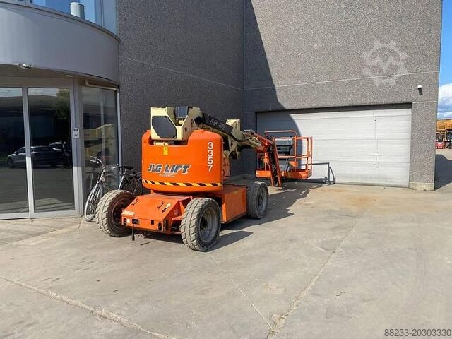 Articulated boom lift JLG E400AJP