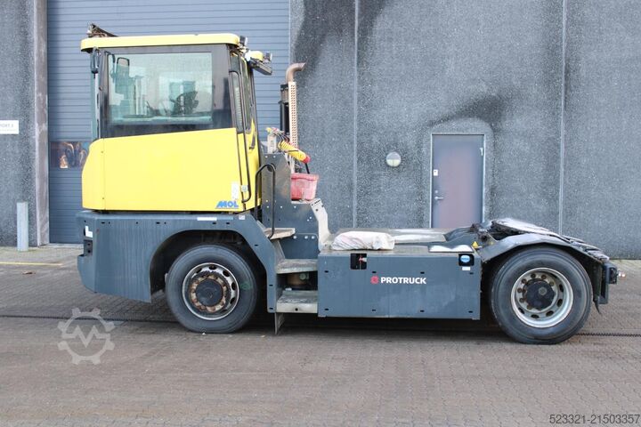 Terminal-Traktor MOL RM255 4X4