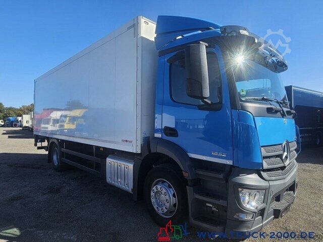 LKW mit Kofferaufbau Mercedes-Benz 1832 Isolierter Koffer 7.40m Doppelstock LBW1.5t