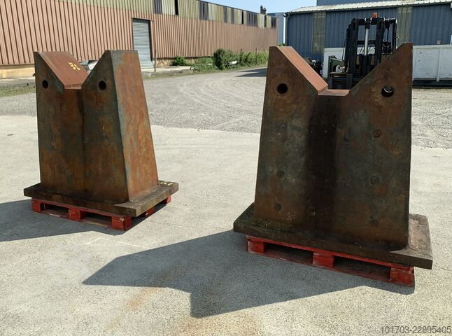 2 Cast iron V supports Supports en V en fonte 
