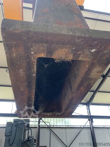 2 Cast iron V supports Supports en V en fonte 