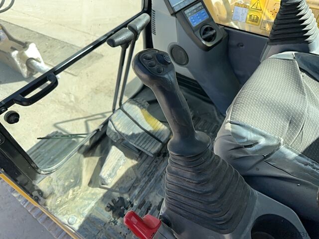 Tracked Excavator Komatsu HB215LC-3
