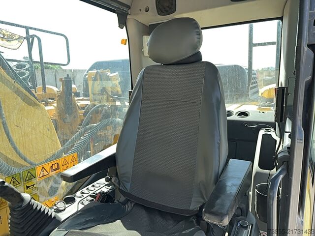 Tracked Excavator Komatsu HB215LC-3