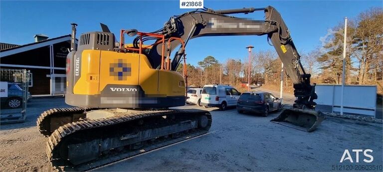 Raupenbagger Volvo ECR235 EL excavator w/ digging bucket, sanding buc