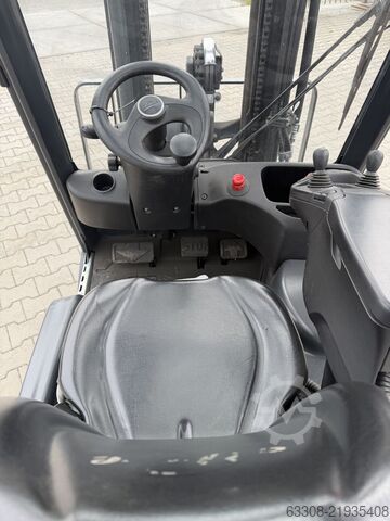 Electric 3-wheel forklift Linde E14-02