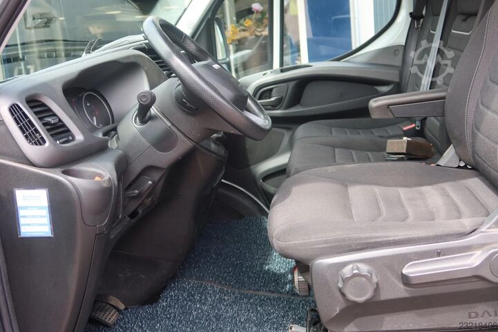 Iveco 50C18 C1 Rijbewijs. Laadvermogen 2184 KG. Hi-Matic Bak+klep 1.000 kg Iveco 50C18 C1 Rijbewijs. Laadvermogen 2184 KG. Hi-Ma...