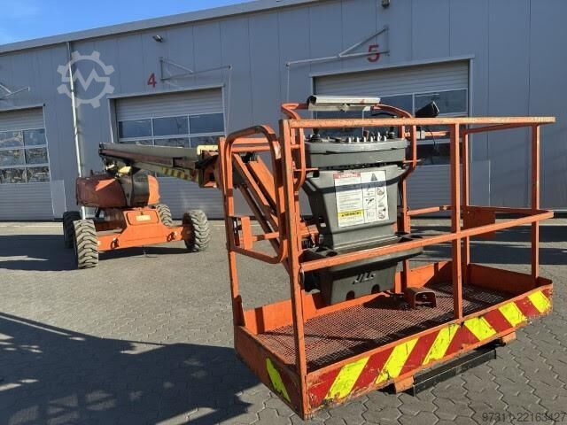 Articulated boom lift JLG E600JP