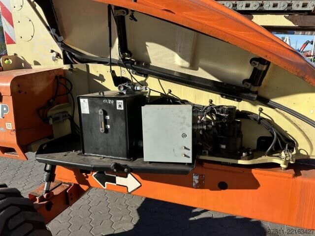 Articulated boom lift JLG E600JP