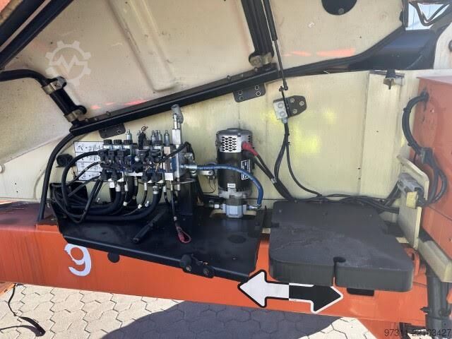 Articulated boom lift JLG E600JP
