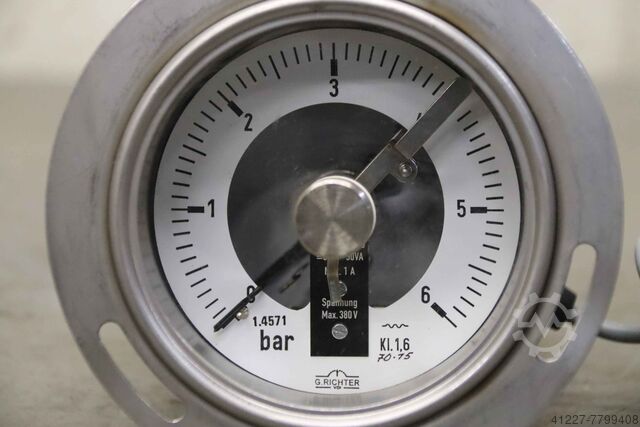 Pressure gauge with contact device Richter 0 bis 6 bar