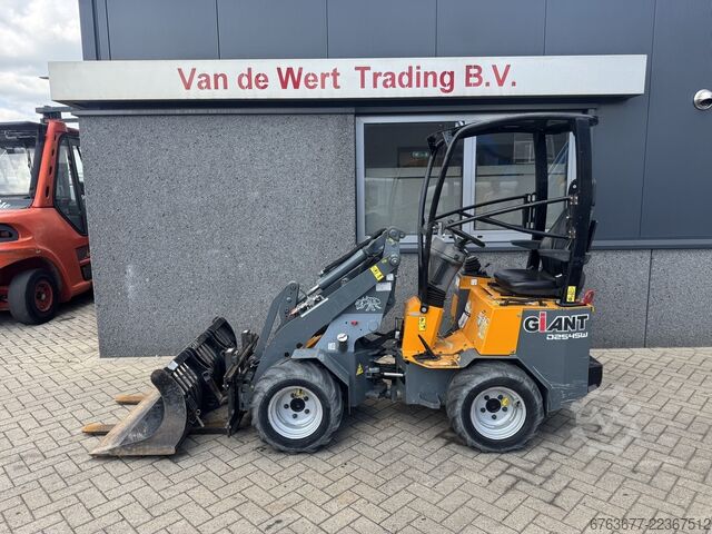 Giant D 254SW - mini loader - wheel loader - 2016 - bucket - fork carriage - 996 hours GIANT D 254SW  - mini Shovel - wiellader - 2016 - bak - vorkenbord - 996uur
