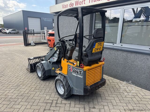 Giant D 254SW - mini loader - wheel loader - 2016 - bucket - fork carriage - 996 hours GIANT D 254SW  - mini Shovel - wiellader - 2016 - bak - vorkenbord - 996uur
