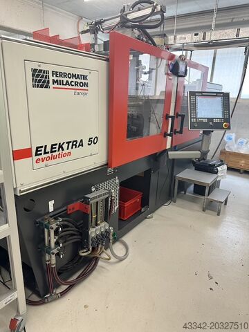 Spritzgießmaschine mit Angußpicker FERROMATIK MILACRON EE50-55