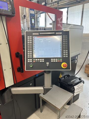 Spritzgießmaschine mit Angußpicker FERROMATIK MILACRON EE50-55