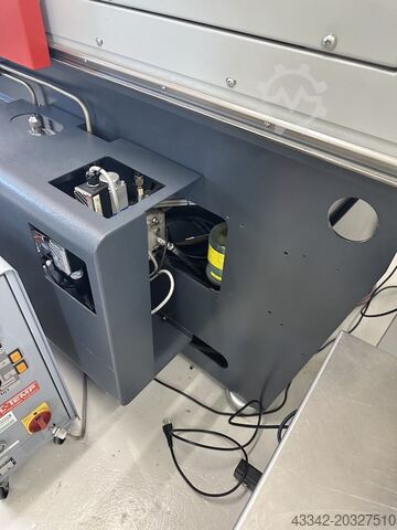 Spritzgießmaschine mit Angußpicker FERROMATIK MILACRON EE50-55