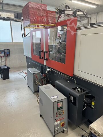 Spritzgießmaschine mit Angußpicker FERROMATIK MILACRON EE50-55