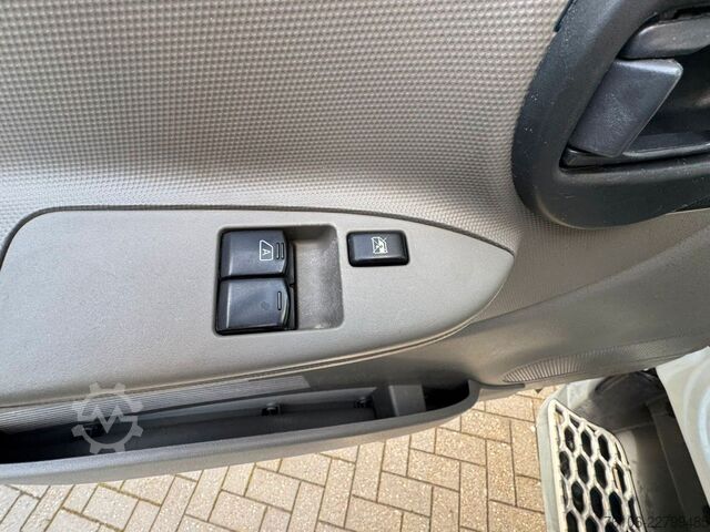 Box van NISSAN NT500 56.15 Koffer mit LBW*Ahk*nur 34.800 km *
