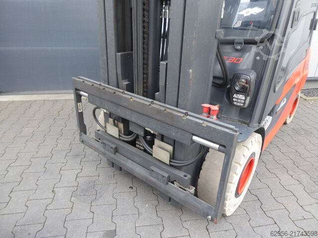 Electric 4-wheel forklift Linde E30-01