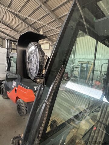 Electric - 4 wheels Toyota 8FBMT30