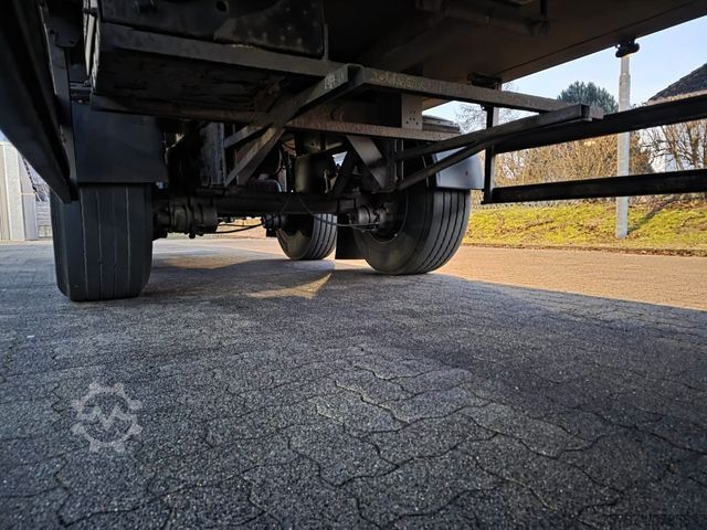 Kühlauflieger SCHMITZ CARGOBULL City Tiefkühler, 2. Achs drehbar, 3 to Ladebordw