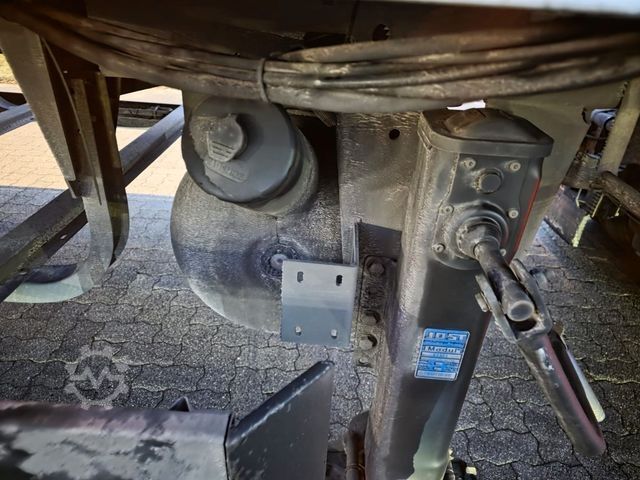 Kühlauflieger SCHMITZ CARGOBULL City Tiefkühler, 2. Achs drehbar, 3 to Ladebordw