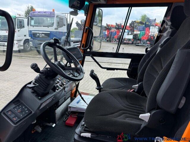 High top van Hansa Hansa AZP 1003L Winterdienst-Streuer + Schild