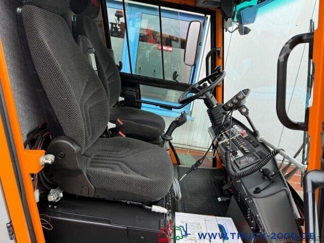 High top van Hansa Hansa AZP 1003L Winterdienst-Streuer + Schild
