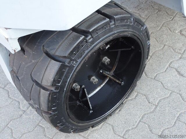 Four-way side loader Hubtex DQ80-G