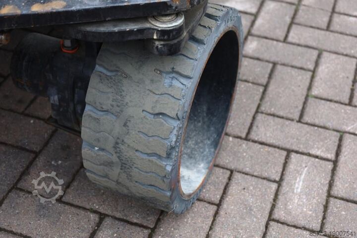 Scissor lift Holland Lift Ecostar HL-7814 Electric, 10m Working Height, 450k