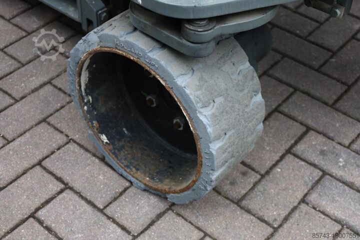 Scissor lift Holland Lift Ecostar HL-7814 Electric, 10m Working Height, 450k