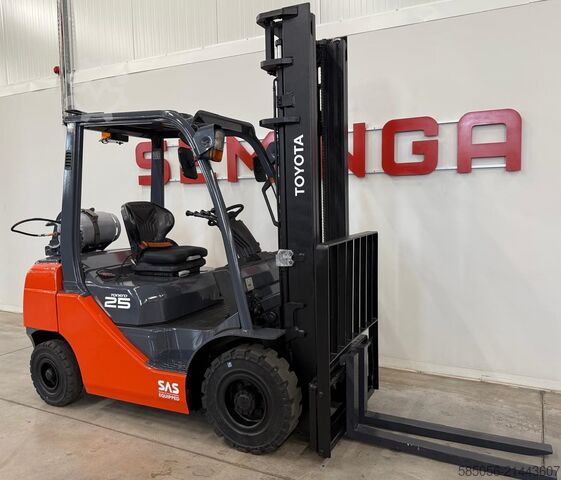 Forklift Toyota 10869 -  02-8FGF25