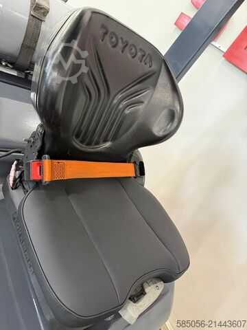Forklift Toyota 10869 -  02-8FGF25