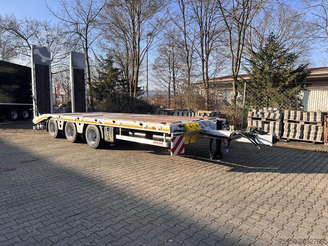Low loader trailer Möslein TT 32 Zugrohr gerade  34 t GG Tridem- Tieflader 3 Achs, gelenktNeufahrzeug