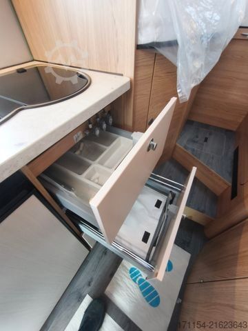 Teilintegriertes Wohnmobil LMC Cruiser V 646 G,  Längsbetten, Navi,Automatik